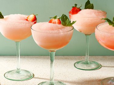 石榴葡萄柚泡中的玻璃杯