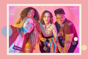 四个人用彩虹旗微笑